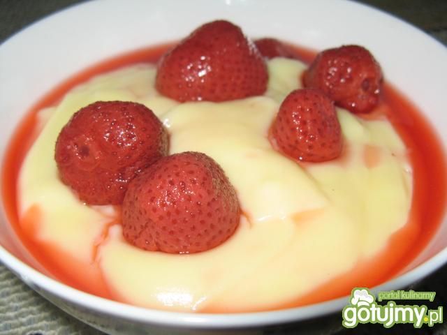 Budyń z kaszą manną i truskawkami
