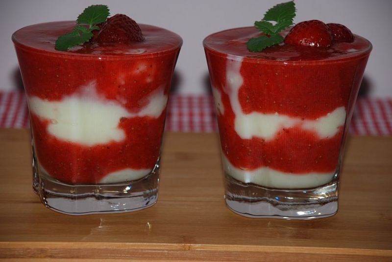 Budyń z musem truskawkowym