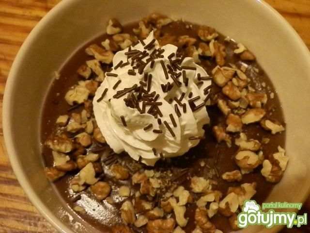 Budyń z orzechami i bitą śmietaną