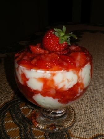 Budyń z truskawkami