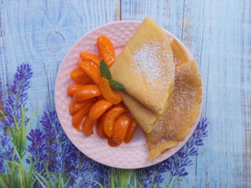 Budyniowe naleśniki z karmelizowanymi morelami