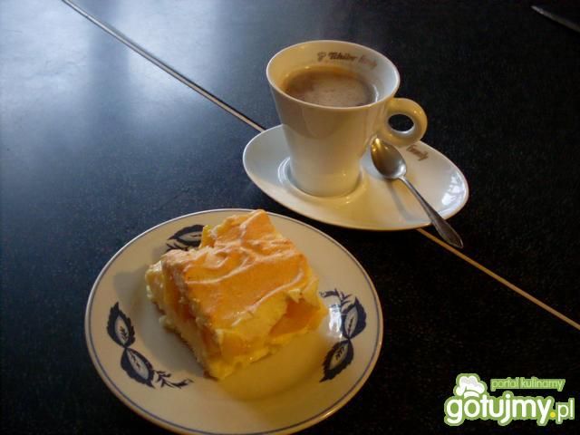 Budyniowiec z brzoskwiniami i pianką