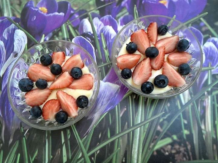 Budyniowy deser z owocami