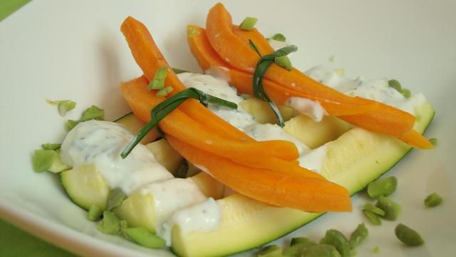 Bukiet młodych marchewek na cukinii Bukiet młodych marchewek na cukinii