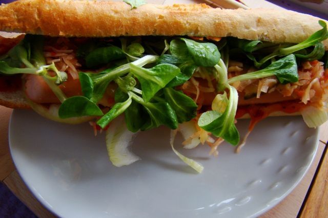 Buła z parówka i kapusta kiszoną 