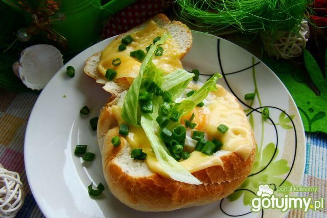 Bułeczka z jajkiem i serkiem żółtym 