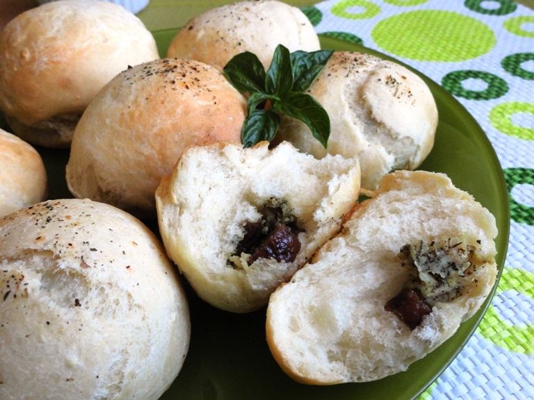 Bułeczki czosnkowe z kabanosem