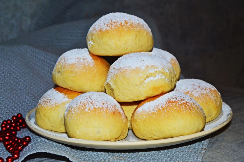 Bułeczki drożdżowe (drożdżówki) z kajmakiem  Bułeczki drożdżowe (drożdżówki) z kajmakiem