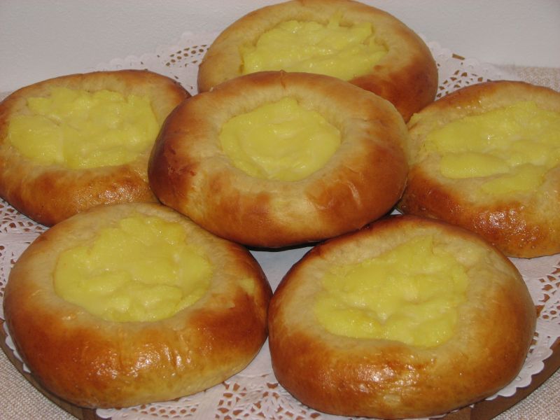 Bułeczki drożdżowe z budyniem