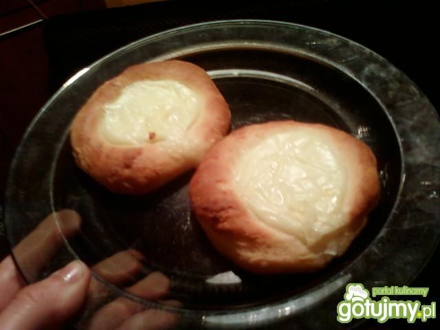 Bułeczki drożdżowe z budyniem  Bułeczki drożdżowe z budyniem