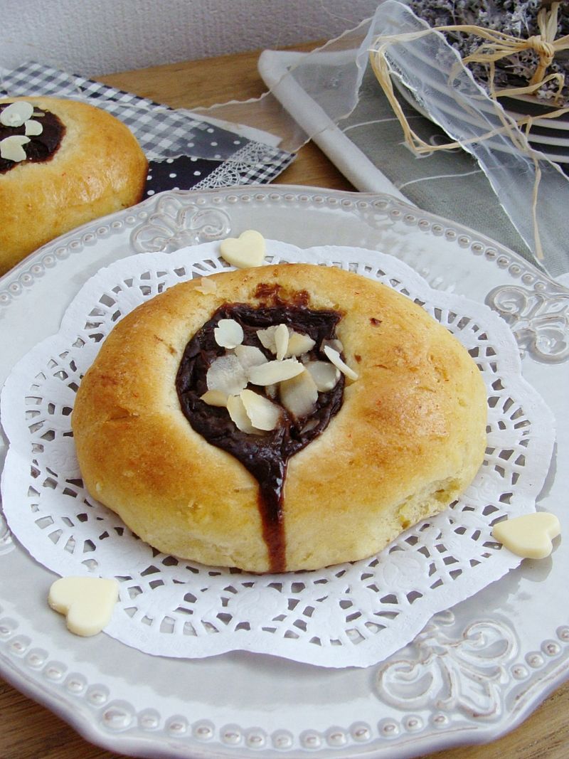 Bułeczki drożdżowe z budyniem o smaku marcepanu