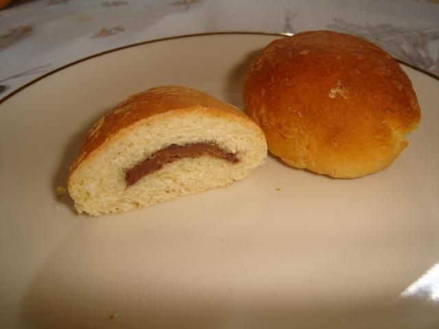 Bułeczki drożdżowe z czekoladą. Bułeczki drożdżowe z czekoladą.