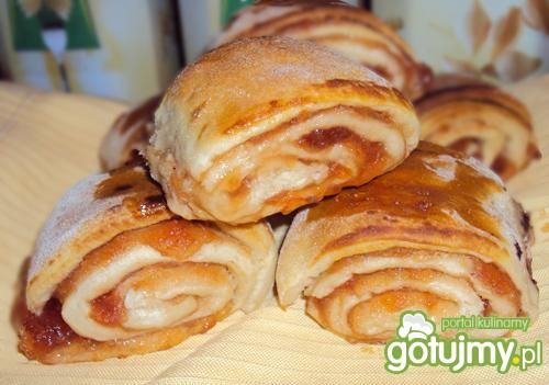 Bułeczki drożdżowe z dżemem. Bułeczki drożdżowe z dżemem.