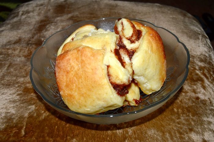 Bułeczki drożdżowe z dżemem i cynamonem