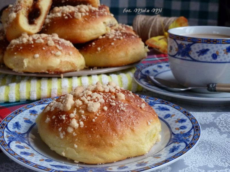 Bułeczki drożdżowe z dżemem i kruszonką