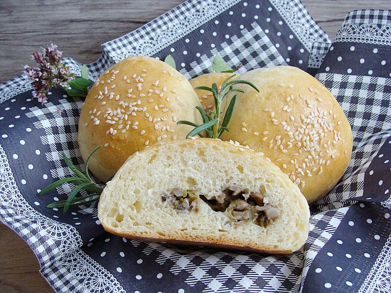 Bułeczki drożdżowe z grzybami i mozzarellą