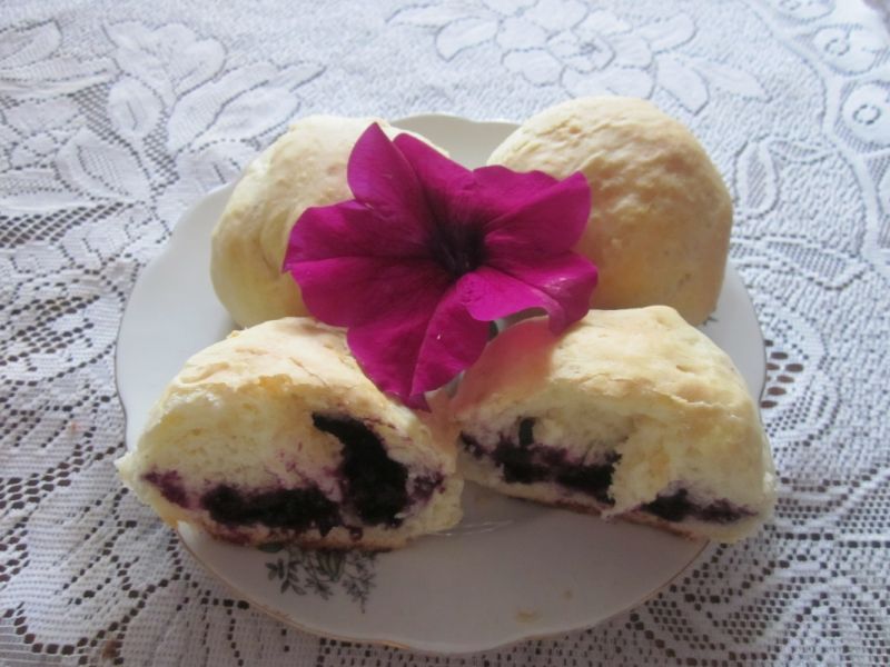 Bułeczki drożdżowe z jagodami Bułeczki drożdżowe z jagodami