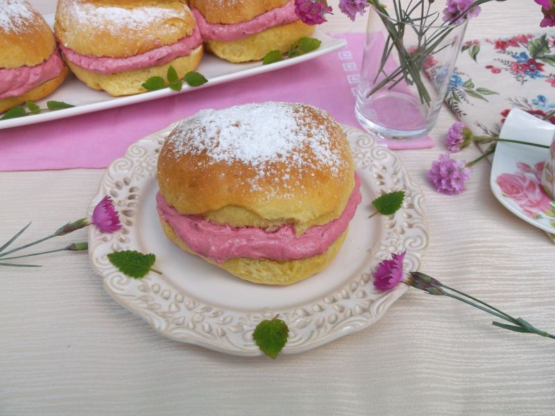 Bułeczki drożdżowe z jagodowym nadzieniem