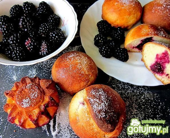 Bułeczki drożdżowe z jeżynami Bułeczki drożdżowe z jeżynami