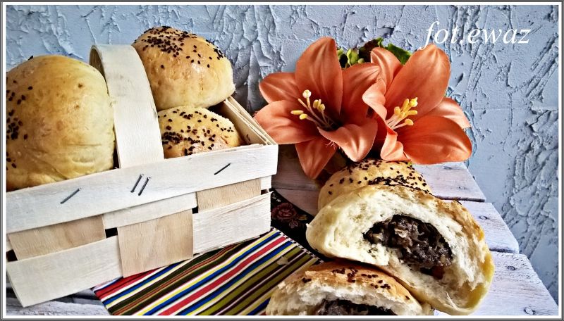 Bułeczki drożdżowe z kapustą i grzybami