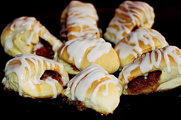 Bułeczki drożdżowe z karmelizowanymi gruszkami Bułeczki drożdżowe z karmelizowanymi gruszkami