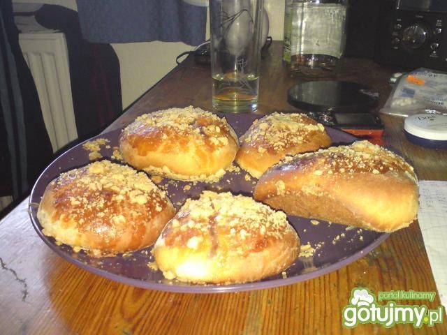 Bułeczki drożdzowe z kruszonką           Bułeczki drożdzowe z kruszonką