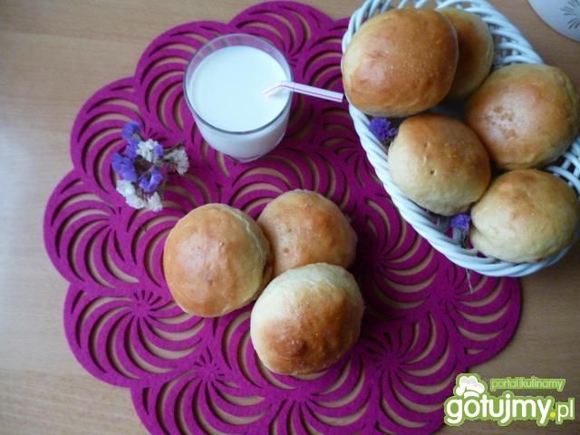 Bułeczki drożdżowe z marmoladą  Bułeczki drożdżowe z marmoladą