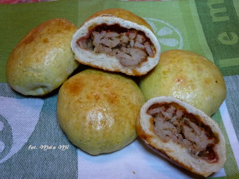 Bułeczki drożdżowe z mięsem z indyka i papryką