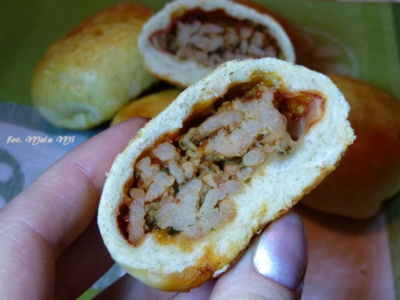 Bułeczki drożdżowe z mięsem z indyka i papryką