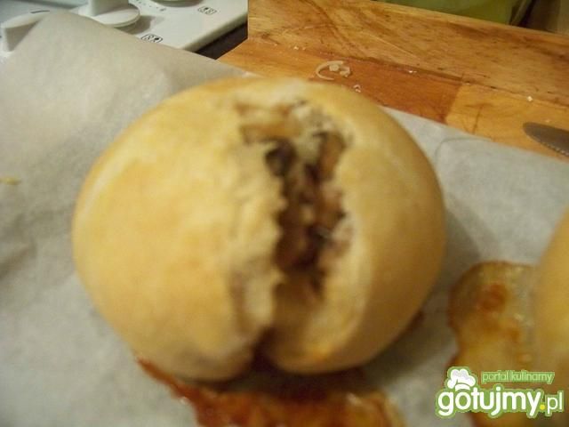 bułeczki drożdżowe z mięsnym nadzieniem bułeczki drożdżowe z mięsnym nadzieniem