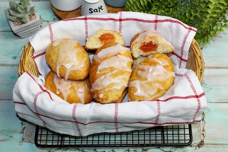 Bułeczki drożdzowe z nadzieniem Bułeczki drożdzowe z nadzieniem