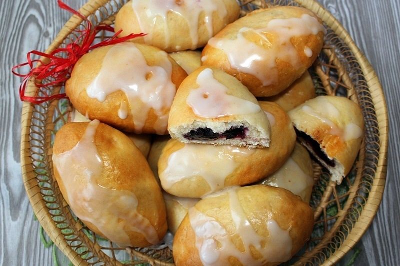 Bułeczki drożdżowe z nadzieniem jagodowym