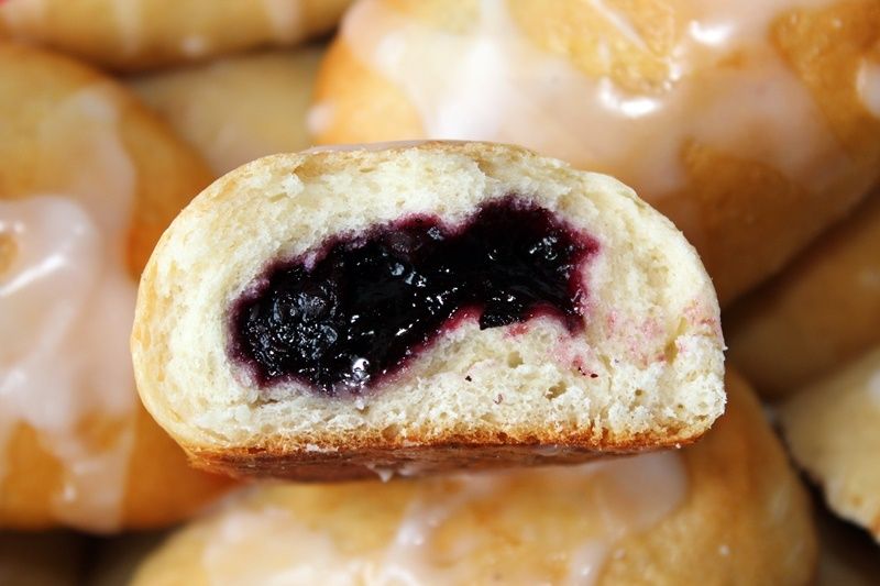 Bułeczki drożdżowe z nadzieniem jagodowym