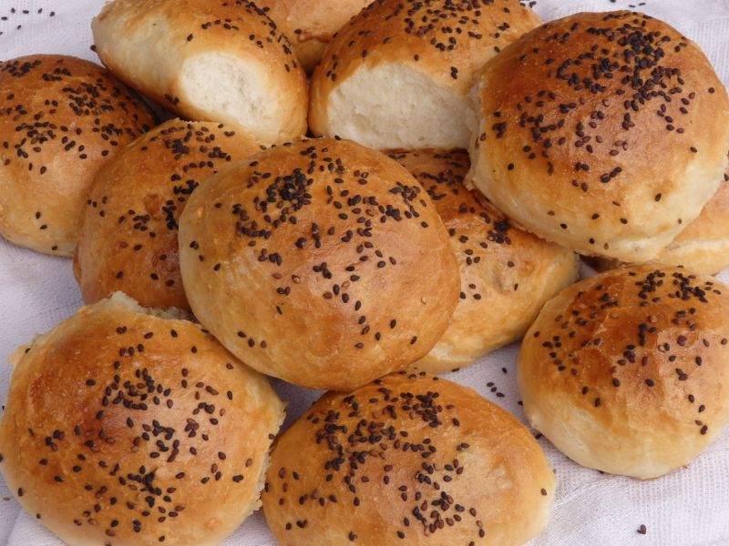 Bułeczki drożdżowe z nadzieniem pieczarkowym Bułeczki drożdżowe z nadzieniem pieczarkowym