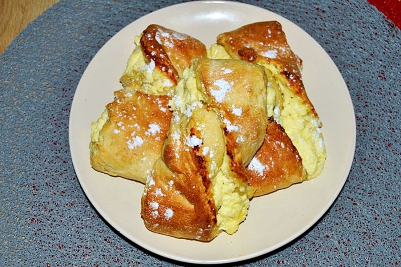 Bułeczki drożdżowe z serem (serniczki)