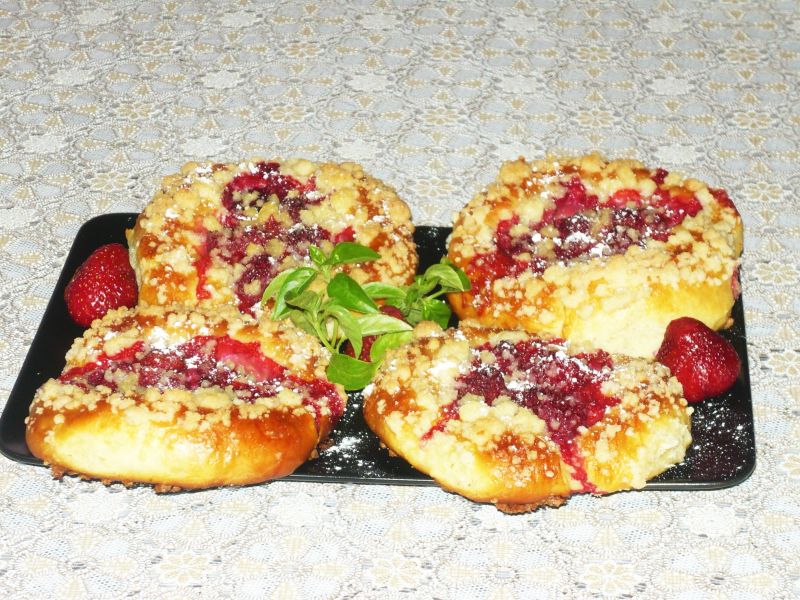 Bułeczki drożdżowe z truskawkami Bułeczki drożdżowe z truskawkami