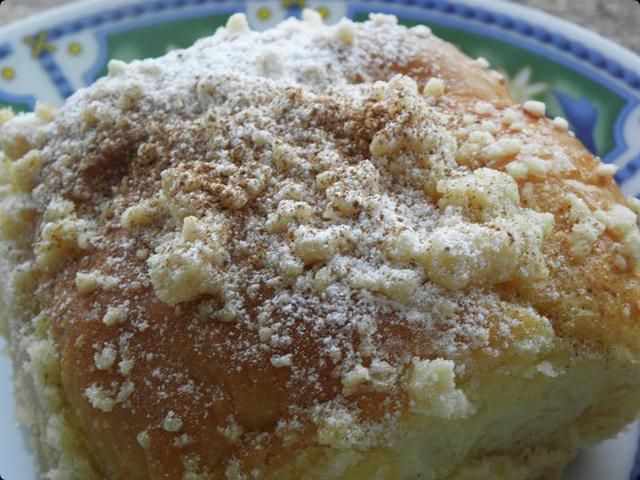 Bułeczki drożdżowe ze śliwkami. Bułeczki drożdżowe ze śliwkami.