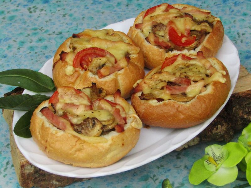Bułeczki faszerowane szynką i pieczarkami Bułeczki faszerowane szynką i pieczarkami