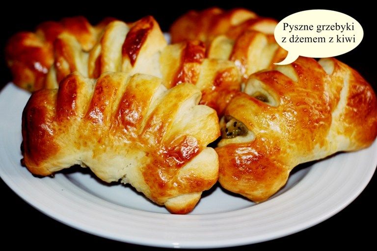 Bułeczki grzebyki z dżemem z kiwi Bułeczki grzebyki z dżemem z kiwi