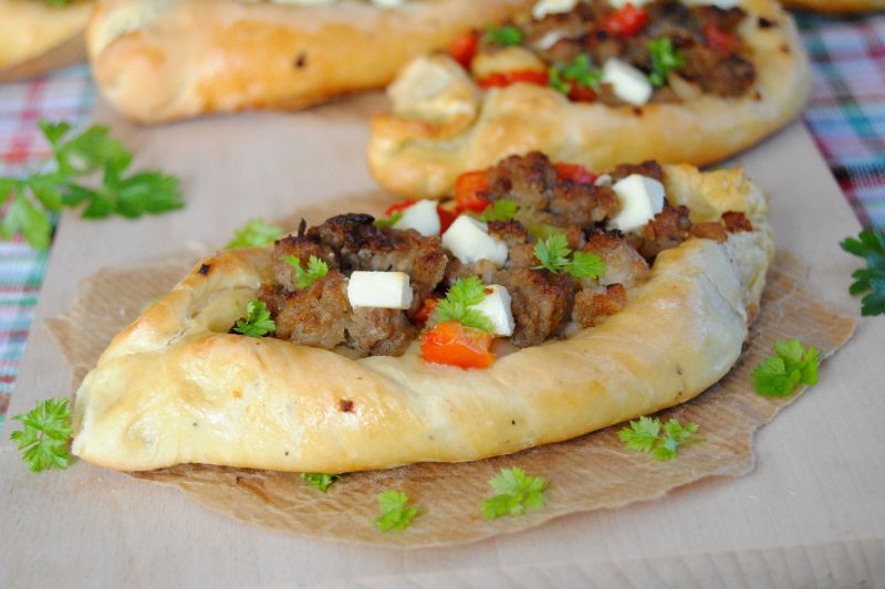 Bułeczki-łódeczki z mięsem mielonym  Bułeczki-łódeczki z mięsem mielonym