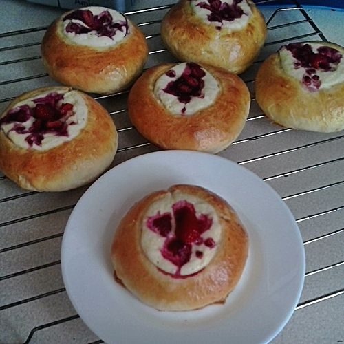 Bułeczki maliniaki z białą czekoladą 