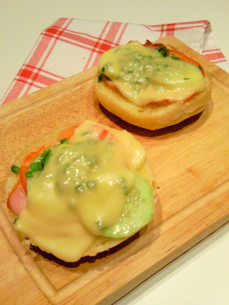 Bułeczki na ciepło, czyli domowe zapiekanki Bułeczki na ciepło, czyli domowe zapiekanki