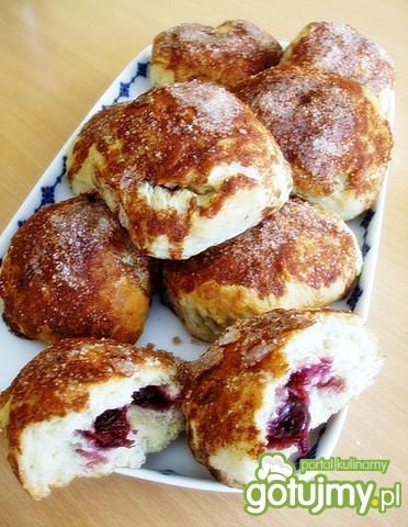Bułeczki nadziane w czapeczkach cynamono Bułeczki nadziane w czapeczkach cynamono