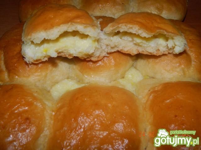 Bułeczki nadziewane serem