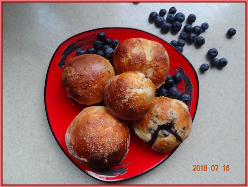 Bułeczki orkiszowo-owsiane z borówkami