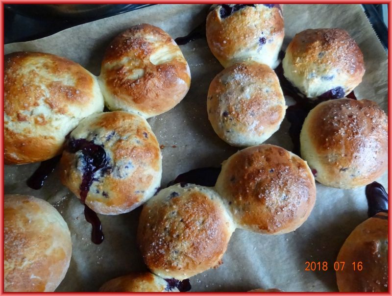 Bułeczki orkiszowo-owsiane z borówkami