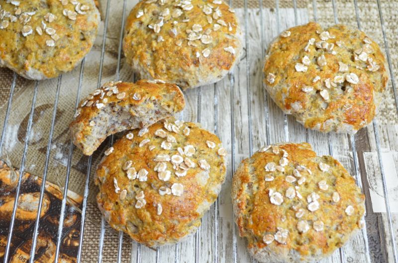 Bułeczki razowe z płatkami