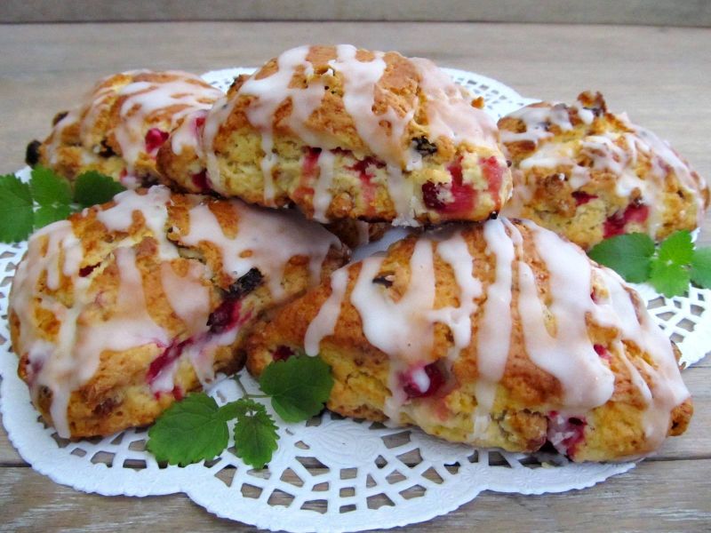 Bułeczki scones ze świeżą żurawiną i bakaliami  Bułeczki scones ze świeżą żurawiną i bakaliami