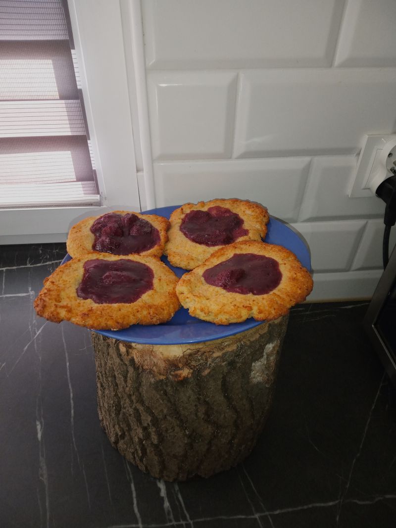 Bułeczki serowe z dżemem truskawkowym