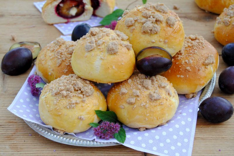 Bułeczki śliwką nadziane Bułeczki śliwką nadziane